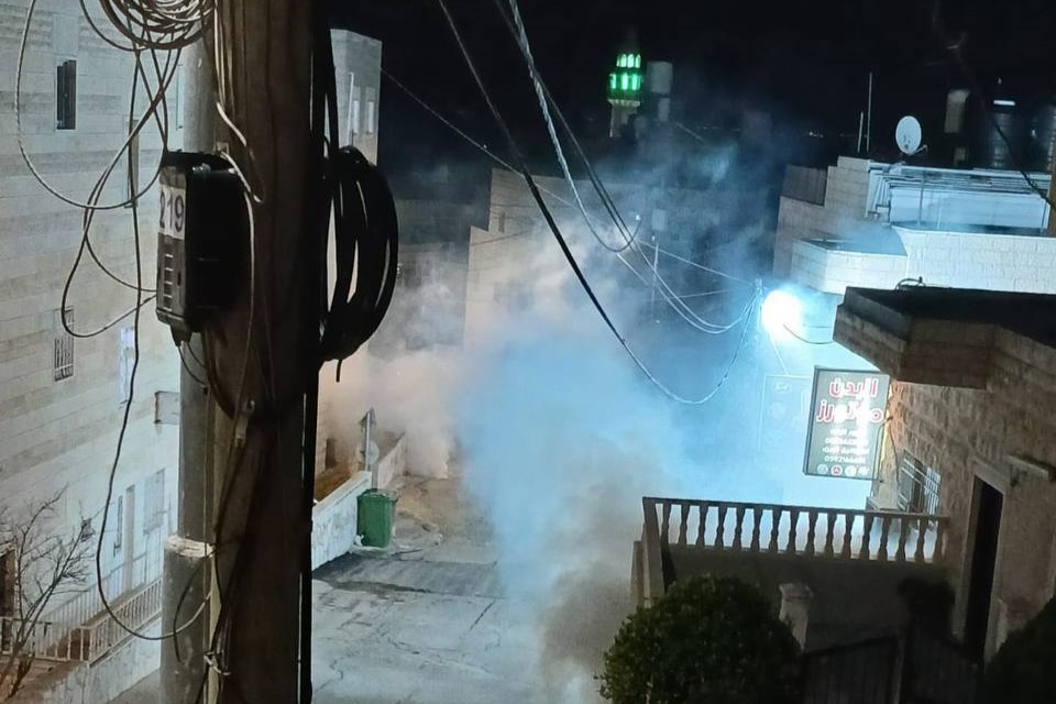 قوات الاحتلال الإسرائيلي تطلق قنابل الغاز السام بين منازل المواطنين في بلدة تقوع، جنوب شرق بيت لحم